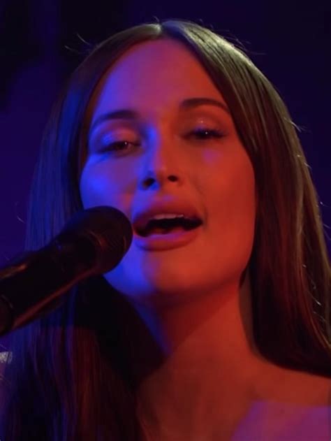 sing nude|Kacey Musgraves Performs Her Single ‘Justified’ Naked On